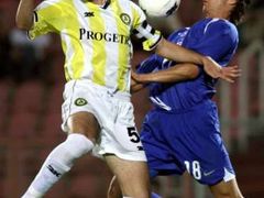 Fotbalista Ameri Tbilisi Giorgi Davitnidze v souboji s fotbalistou Herthy Berlín Srdjanem Lakicem v předkole Poháru UEFA v Tbilisi.