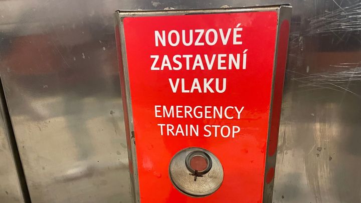 Při pádu do kolejí v metru pomůže nouzové tlačítko, lidé o něm ale nevědí