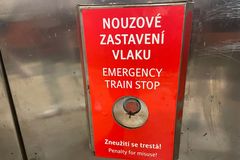 Při pádu do kolejí v metru pomůže nouzové tlačítko, lidé o něm ale nevědí