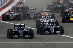 F1 živě: V Bahrajnu uspěl znovu Mercedes, Vettel vypadl už v zaváděcím kole