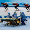 Zdravotníci sledují trénink rychlobruslařů na ZOH 2022 v Pekingu