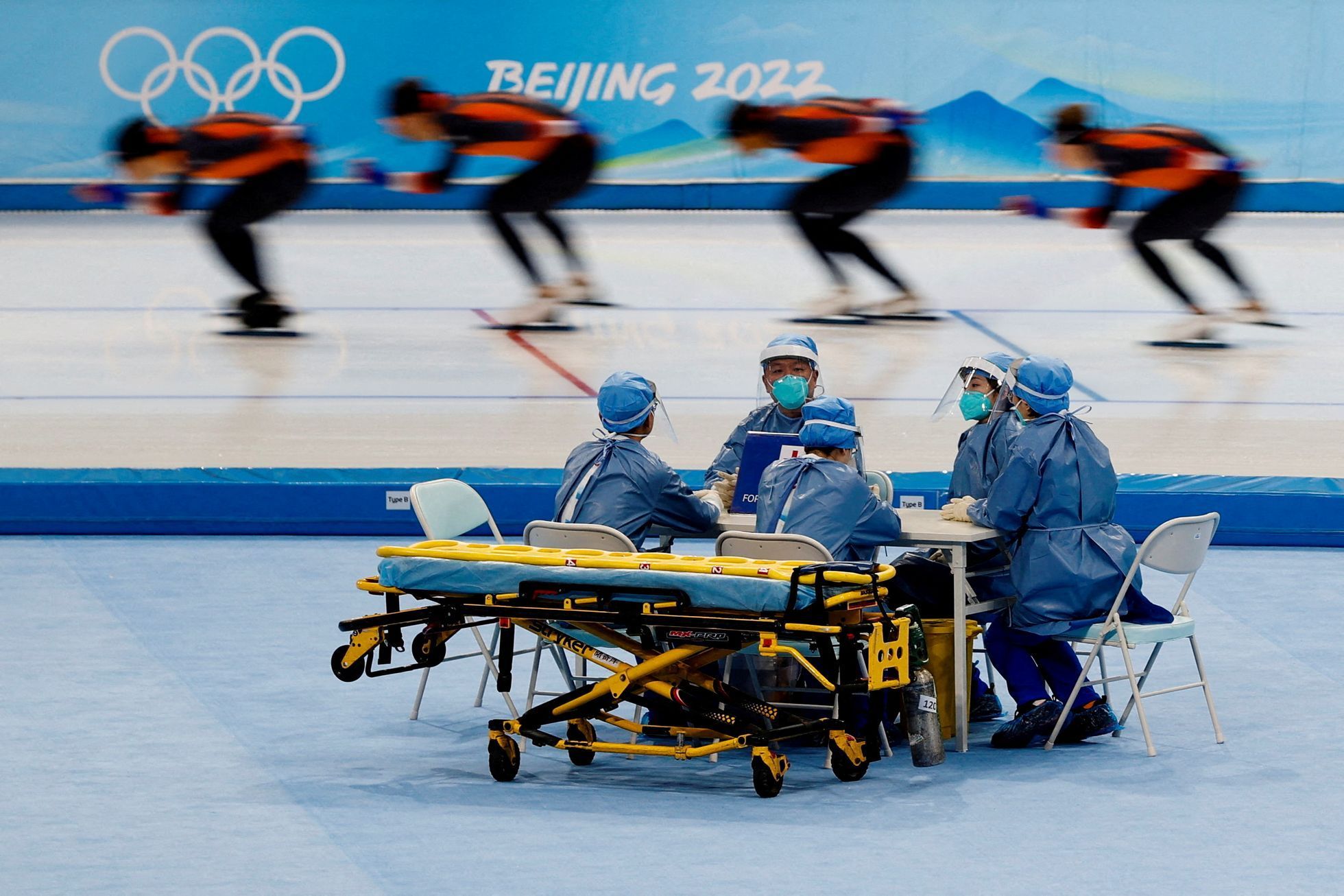 Zdravotníci sledují trénink rychlobruslařů na ZOH 2022 v Pekingu