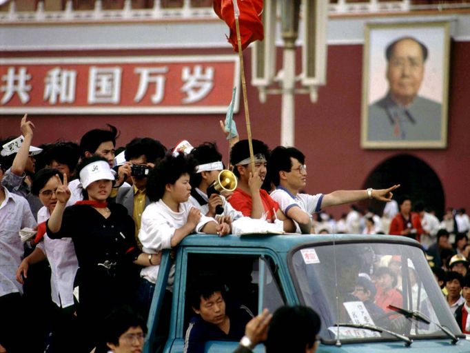 Dobové foto pořízené v roce 1989 v Pekingu v Číně. Připomínka masakru na náměstí Nebeského klidu, ke kterému došlo zejména v rozmezí 3. a 4. června roku 1989.