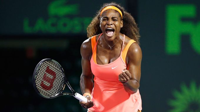 Serena Williamsová slaví triumf nad Simonou Halepovou v semifinále turnaje v Miami.