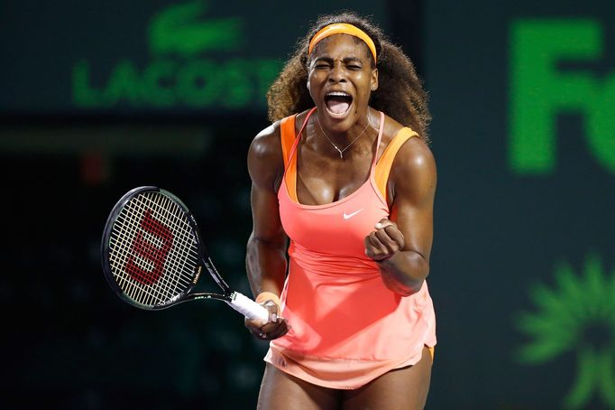 Serena Williamsová slaví triumf nad Simonou Halepovou v semifinále turnaje v Miami.