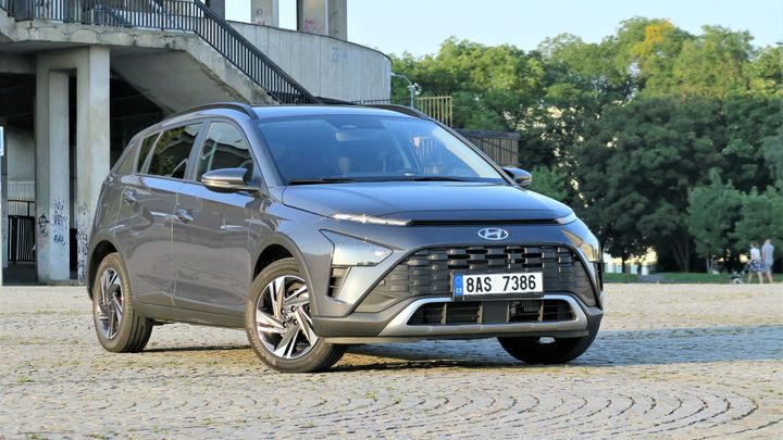 Chytrá Hyundaikyně. Bayon je o půl čísla větší než i20 a o totéž levnější než Kona; Zdroj foto: Martin Frei