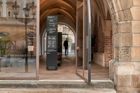 Literární turistika. Procházka Prahou Dana Browna začíná v Guides&Tours v budově Staroměstské radnice na Staroměstském náměstí.