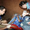 Medik Lukáš Malý při práci na klinice, kde se věnují prevenci a péči o dlouhodobě nemocné a umírající v Ugandě.
