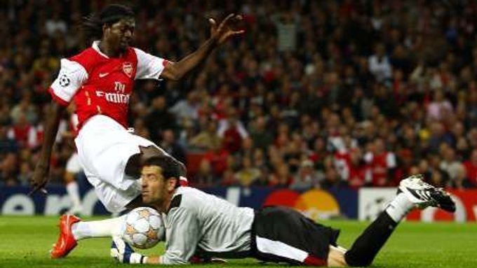 Emmanuel Adebayor v souboji s brankářem Sevilly Andresem Palopem. Arsenal v úvodu Ligy mistrů hostil doma Sevillu.