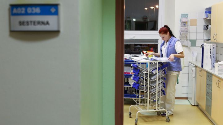 Sestry si letos průměrně vydělají přes 47 tisíc za měsíc, lékaři skoro dvakrát víc