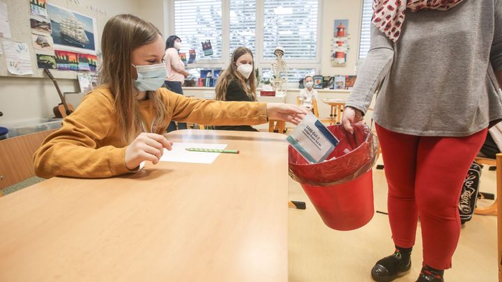Testy ve školách už jen jednou týdně, rozhodla vláda. Navýšila také počet PCR testů; Zdroj foto: Jakub Plíhal