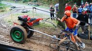 V nejprudším kopečku někteří závodníci museli ze sedla a dýchavičným strojkům pomoci