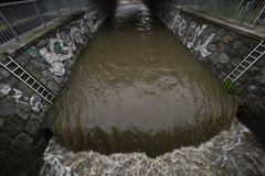 Silný déšť zvedl hladiny řek. Na východě Česka bude vydatně pršet i v pondělí