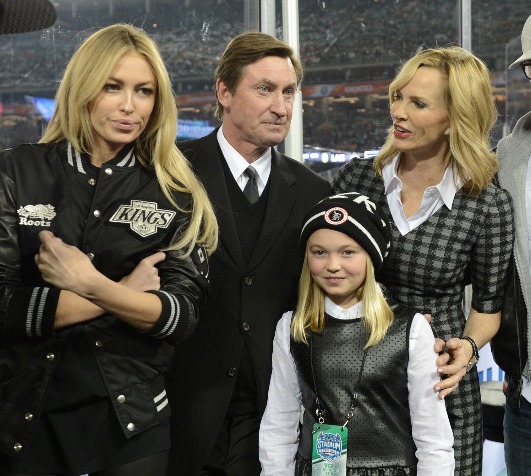 NHL: Stadium Series-Anaheim Ducks at Los Angeles Kings (Gretzky s rodinou)
