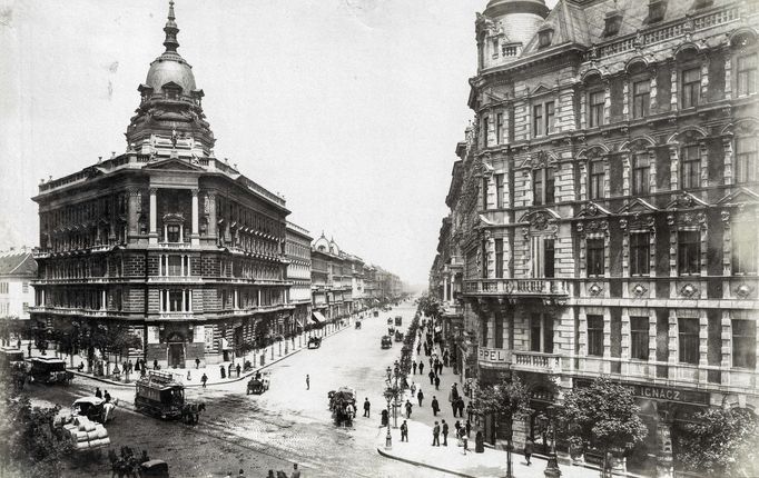 Bajcsy-Zsilinszky út (Váci körút) - Andrássy út, vlevo Fonciérův palác, vpravo Steinův palác. Fotografie byla pořízena v letech 1890-1893.