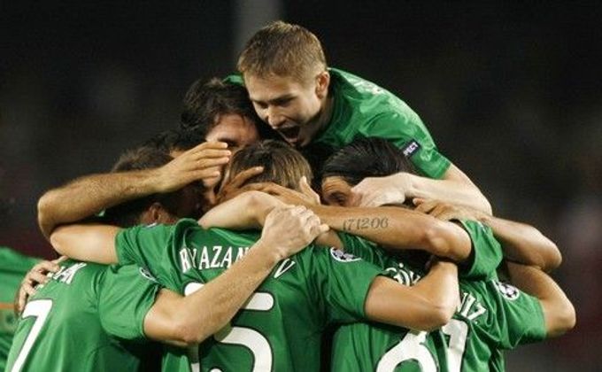 Fotbalisté Kazaně slaví výhru v Barceloně.