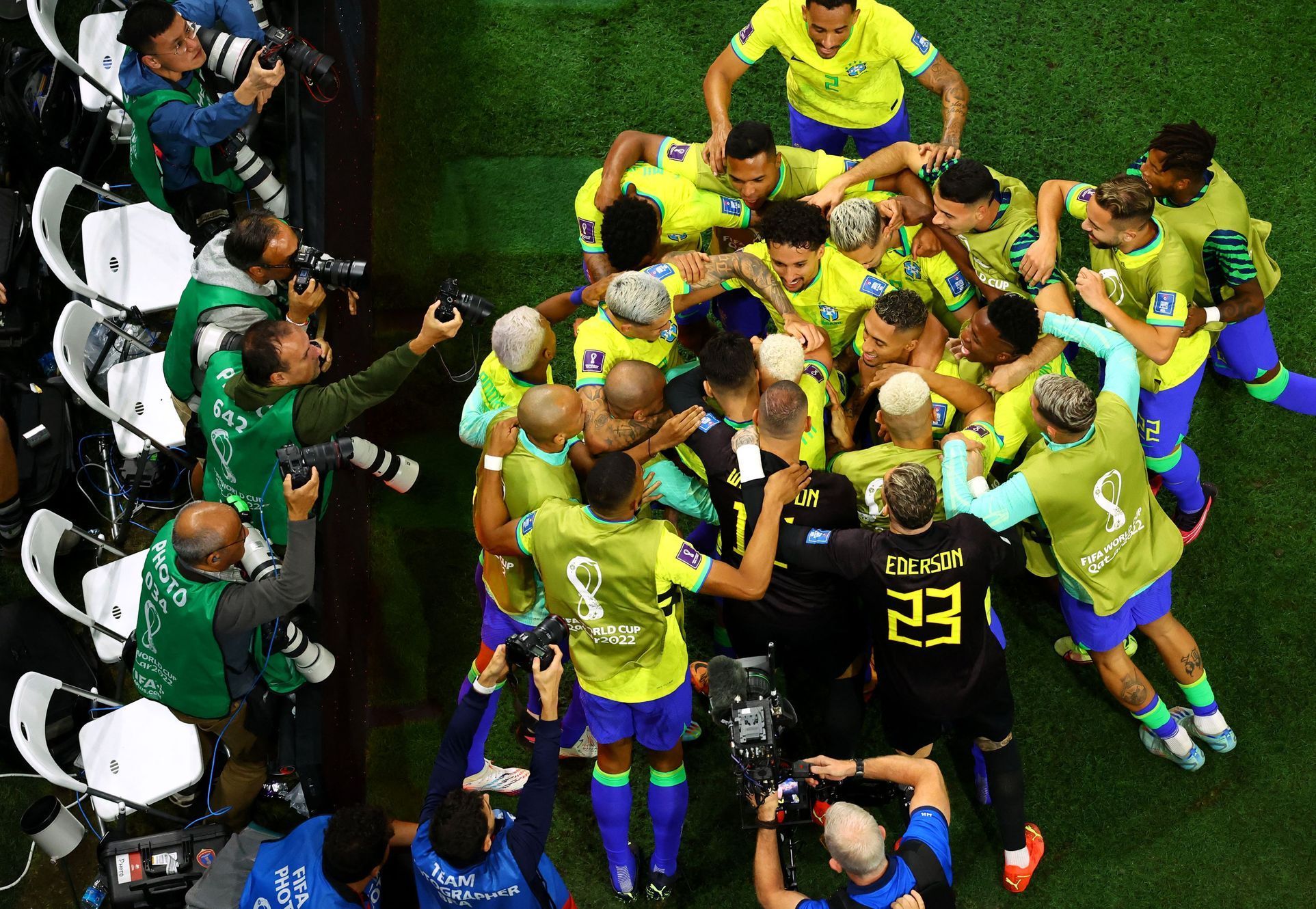 Brazilci slaví gól ve čtvrtfinále MS 2022 Chorvatsko - Brazílie