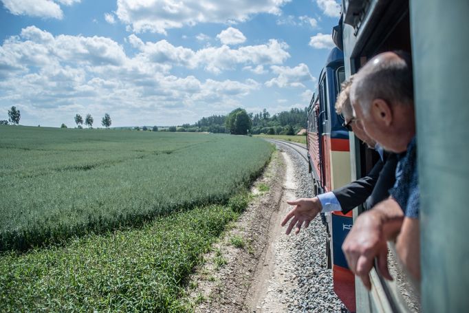 Trať prořetávající louky a pole v Posázaví.