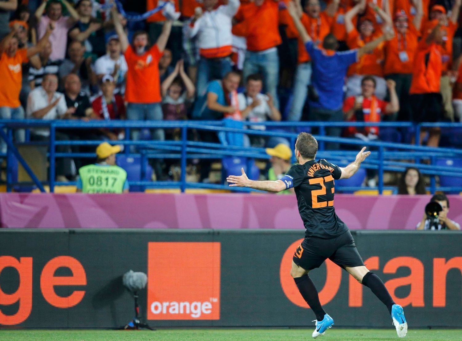 Nizozemský fotbalista Rafael van der Vaart slaví gól proti Portugalsku v utkání skupiny B na Euru 2012