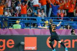 Nizozemský fotbalista Rafael van der Vaart měl co slavit.