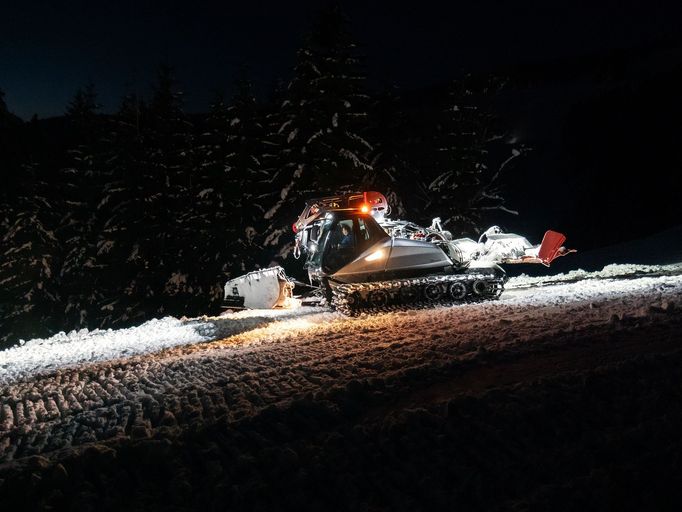 Rolbování sjezdovek v Rokytnici nad Jizerou.