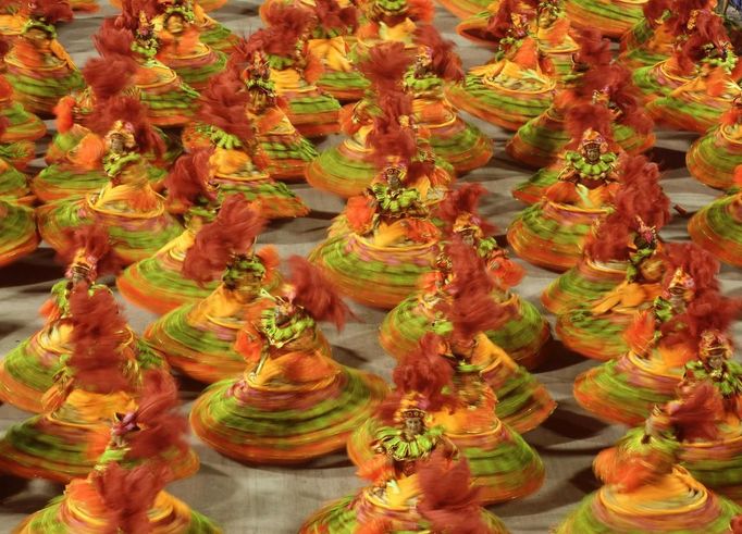 Revellers of the Salgueiro samba school participate on the first night of the annual carnival parade in Rio de Janeiro's Sambadrome, February 10, 2013. REUTERS/Ricardo Moraes (BRAZIL - Tags: SOCIETY) Published: Úno. 11, 2013, 3:07 dop.