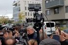 "Jsem gay, jsem teplej!" Vtipálci narušili Havlíčkův brífink hlasitou hudbou