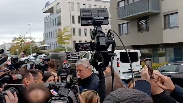 "Jsem gay, jsem teplej!" Vtipálci narušili Havlíčkův brífink hlasitou hudbou; Zdroj foto: Aktuálně.cz