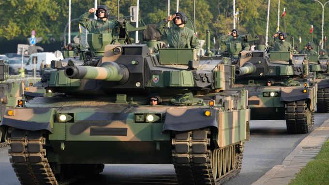 Polští vojáci v jihokorejských tancích K2 při nácviku vojenské přehlídky ve Varšavě.