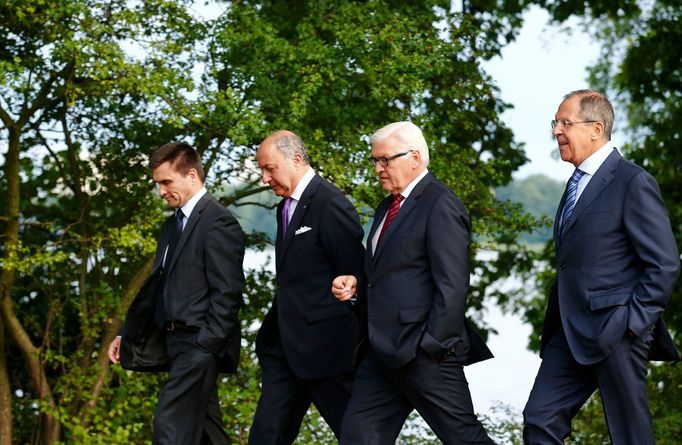 Ministři zahraničí Pavlo Klimkin (Ukrajina), Laurent Fabius (Francie), Frank-Walter Steinmeier (Německo) a Sergej Lavrov (Rusko) v Berlíně (zleva doprava).