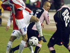 Dušan Švento ze Slavie (vlevo) bojuje o míč s Eugeniem Corinim a Kewullayem Contehem (vpravo) z italského Palerma v utkání třetího kola Poháru UEFA.