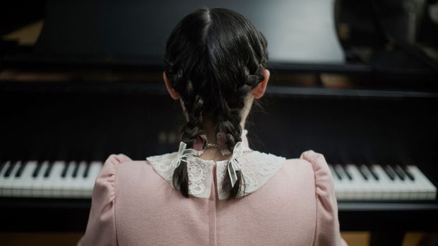 Třicetiletá žena se vydává za nezletilou. Postavu z hororu inspirovala kuřimská kauza