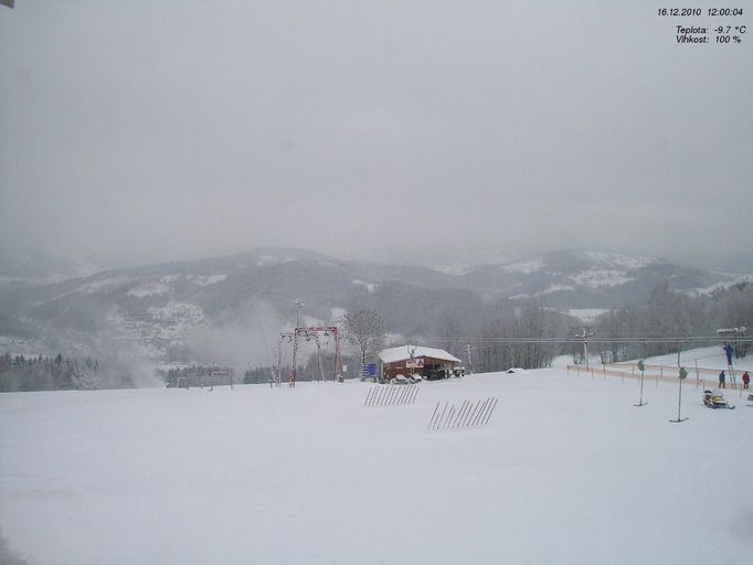 Obrázek ukazuje online záběr panoramatu Kokrháče a Lysé hory, fotografovaný od horní stanice vleku z Jablonečku na Kamenec, poblíž Vysokého nad Jizerou.