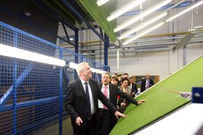 Foto: Zeman si prohlédl textilku a navážel se do poslanců
