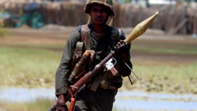 Voják srílanské armády u obce Putumatalan ležící na území tzv. "bezpalebné zóny", jejíž označení pozbylo smyslu ještě před tím, než se uvnitř opevnili povstalci z LTTE