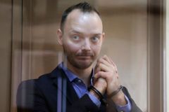 Vězení na 22 let. Novináře Safronova v Rusku odsoudili za údajnou špionáž pro Česko