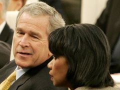 Se šéfem. Během prvního volebního období G. W. Bushe zastávala Riceová funkci národního bezpečnostního poradce, ve druhém je ministryní zahraničí Bushovy administrativy.