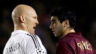 Jose Antonio Reyes z Arsenalu (vpravo) se háda s Thomasem Gravesenem poté, co jej hráč madridského Realu fauloval.