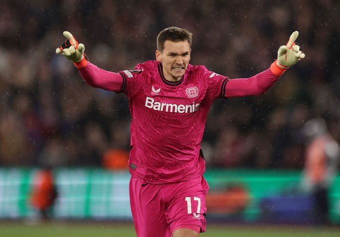 Matěj Kovář slaví postup Leverkusenu přes West Ham v Evropské lize.