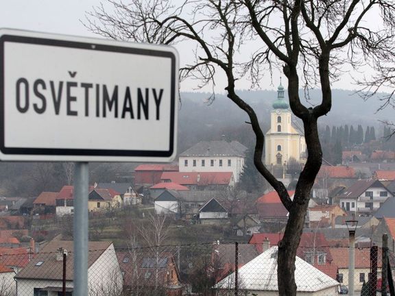 Osvětimany je obec s 900 obyvateli, která leží 15 kilometrů západně od Uherského Hradiště. Vratislav Mynář má v obci trvalé bydliště.