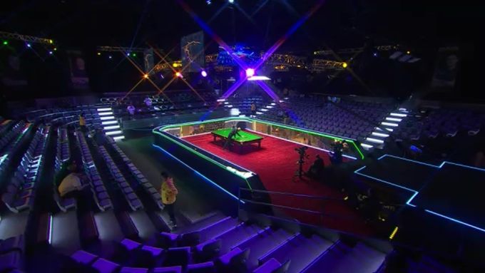 Prakticky prázdné hlediště při World Masters of Snooker v Rijádu