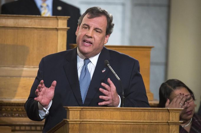 Guvernér Chris Christie během každoročního projevu o stavu New Jersey. Letos ho zahájil omluvou za skandály, které ho pronásledují. (14. ledna 2014)