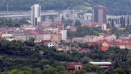 Při pohledu z Proseka. Vpředu Labuťka, za ní Kotlaska (z této strany Hájek), Invalidovna a na obzoru Vítkov.