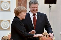Merkelová hovořila s Porošenkem, vítá plán na protikorupční soud i Vánoce v míru