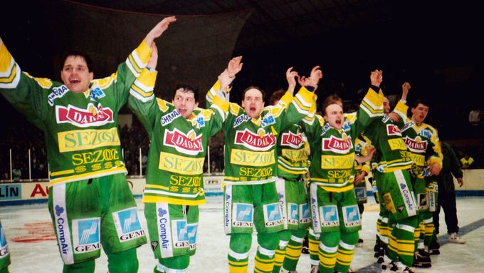 Před 25 lety porazil Vsetín ve finálové sérii hokejové extraligy Zlín 3:1 a získal první ze šesti titulů.