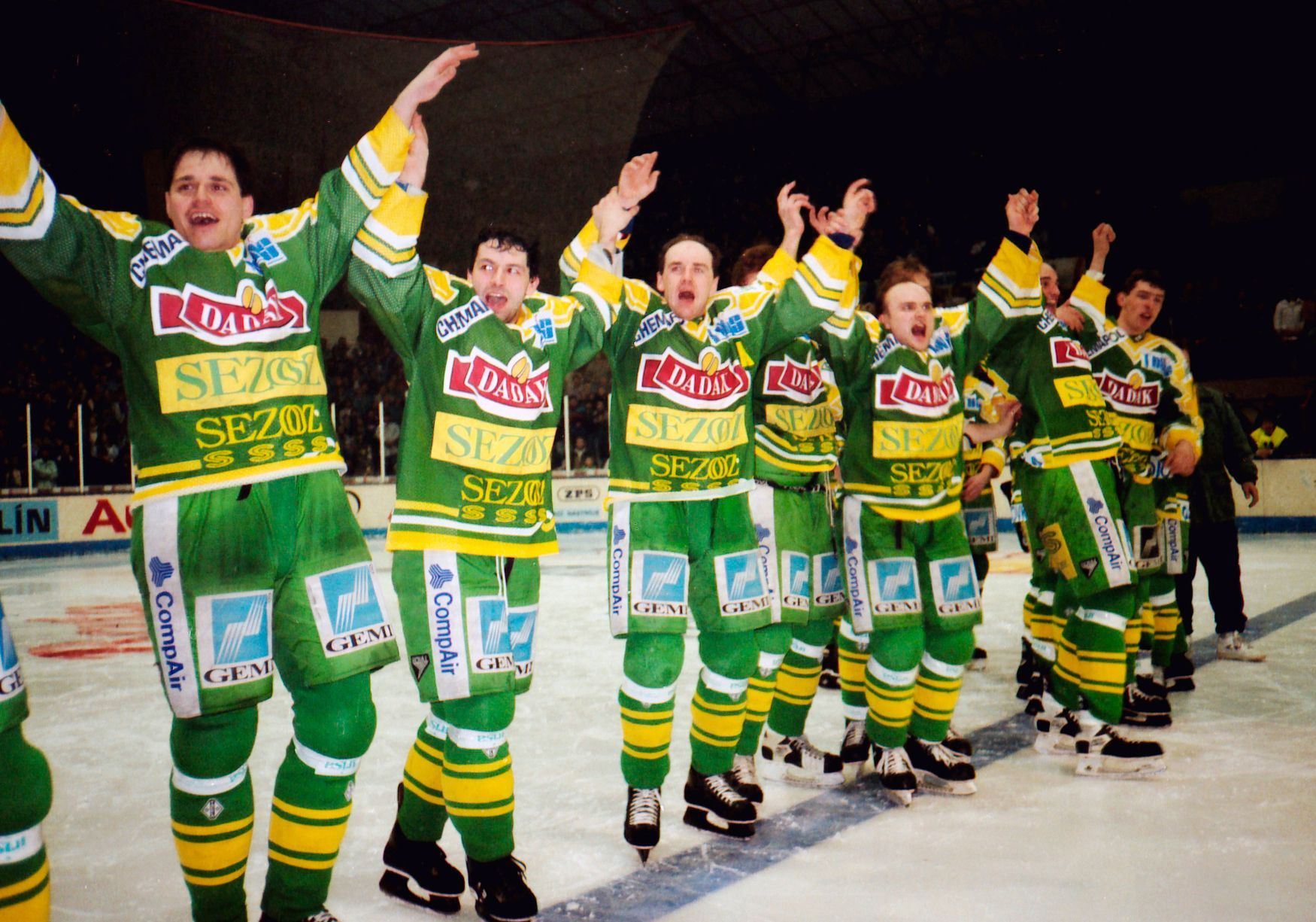 Radost vsetínských hokejistů po zisku prvního titulu v roce 1995