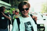 Mladý DiCaprio si na začátku 90. let mohl užívat prvních náznaků slávy, na druhou stranu ale byl ještě dost anonymní na to, aby se během návštěvy filmového festivalu v Karlových Varech obešel bez ochranky.