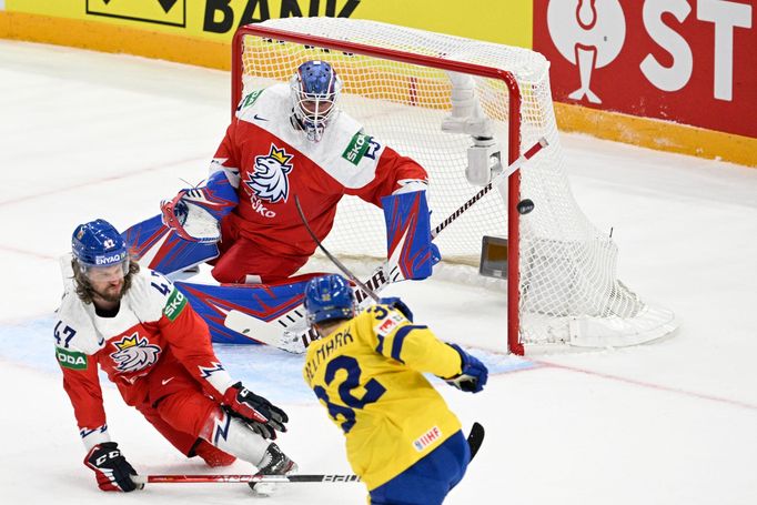 Zleva český reprezentant Michal Jordán, brankář českého týmu Karel Vejmelka, Lucas Wallmark