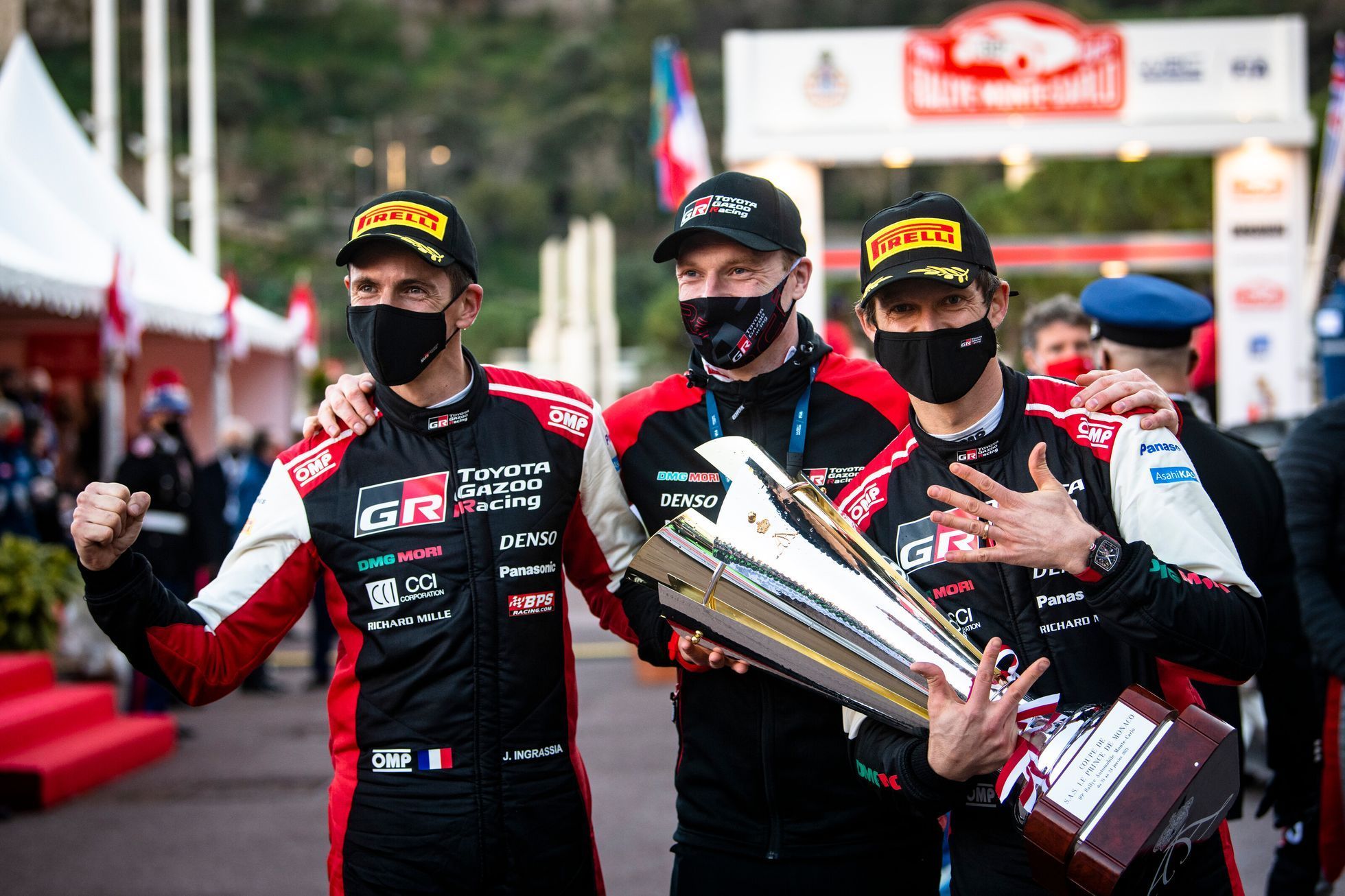Julien Ingrassia,, Jari-Matti Latvala a Sébastien Ogier (Toyota) slaví triumf v Rallye Monte Carlo 2021