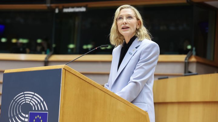 "Ostnaté dráty nejsou řešením." Blanchettová vyzvala europoslance k ochraně uprchlíků